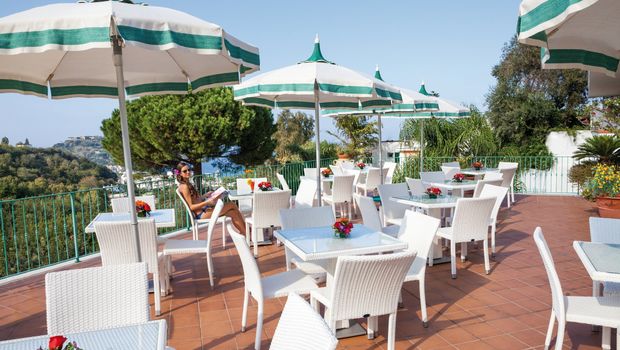 helle Terrasse am Hotel Terme la Pergola in Italien, Ischia