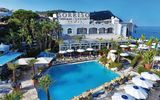 Blick auf Hotel Sorriso Thermae mit Pool und Palmen in Italien, Ischia