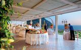 edles Buffet bei Sonnenuntergang im Hotel Sorriso Thermae in Italien, Ischia