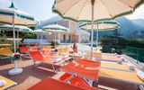 Terrasse der Terme la Pergola mit Sonnenschirm und Liegen bei Ischia, Italien